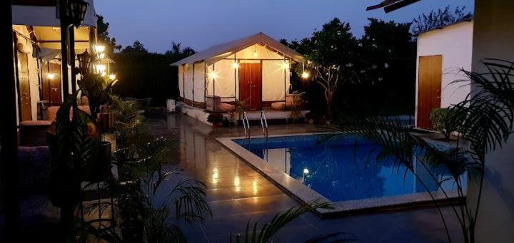 Luxury Farmhouse In Chhatarpur With Pool นิวเดลี ภายนอก รูปภาพ