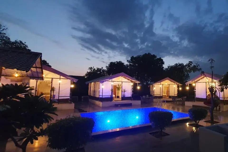 Luxury Farmhouse In Chhatarpur With Pool นิวเดลี ภายนอก รูปภาพ